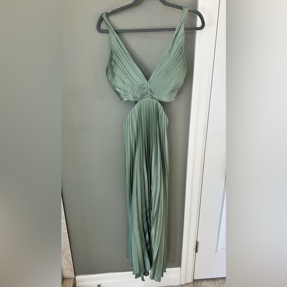 Abercrombie & Fitch Sage Green Pleated Midi Dress with Side Cutouts - Picture 3 of 6